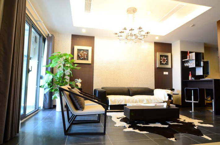 Phòng khách có cửa lớn rộng thoáng view ra ngoài.