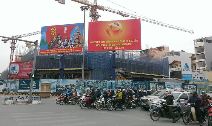 Thực tế, rất nhiều dự án chất lượng, quy mô tương đương hoặc tốt hơn trong nội thành Hà Nội có mức giá thấp hơn nhiều so với dự án The Artemis, khi mở bán có nhiều loại căn hộ giá chỉ trên dưới 33-34 triệu đồng/m2. Ví dụ dự án Mipec Tower trên mặt đường Tây Sơn gần đó đã đi vào sử dụng vài năm nay, hiện giá bán sang tay, sổ đỏ chính chủ cũng chỉ 37-38 triệu đồng/m2... Ảnh: Minh Hiếu.