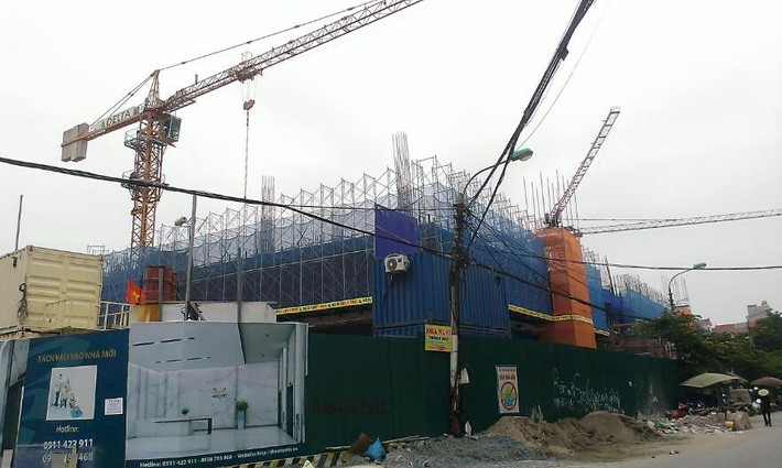 Theo một nhân viên kinh doanh bất động sản tại đây, dự án có hơn 100 suất ngoại giao đã được đặt mua hết từ trước khi mở bán chính thức. Hồi đầu mới mở bán, khách hàng muốn mua căn hộ tại đây phải đặt cọc 100 triệu đồng để giữ suất mua. Tuy nhiên, hiện dự án đã dừng nhận đặt chỗ và chỉ phân phối qua sàn. Theo đó, CBRE là đơn vị phân phối độc quyền dự án này. Ảnh: Minh Hiếu.