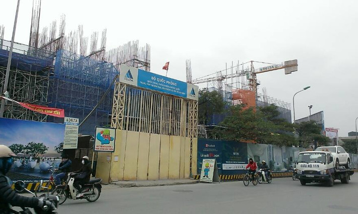 Tuy nhiên, vì không gian cây xanh vừa và lớn cùng sân chơi ngoài trời chủ yếu chỉ có thể đặt ở dưới mặt đất nên phần mật độ xây dựng khối đế cao đã khiến phần không gian dành cho khuôn viên cây xanh và sân chơi ngoài trời nhỏ hẹp, bí bách. Đây là một điểm trừ rất lớn của dự án The Artemis. Ảnh: Minh Hiếu.