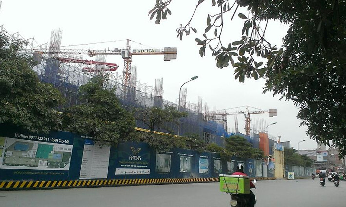 Anh Mạnh, một khách hàng đang tìm mua chung cư để vợ chồng ra ở riêng cho biết: "Tôi chú ý tới dự án này vì ở gần nhà bố mẹ đẻ tôi, thế nhưng mức giá quá cao, lại không có căn hộ diện tích nhỏ và vừa để chúng tôi lựa chọn. Căn hộ diện tích nhỏ nhất tại dự án này là 83 m2, như vậy để sở hữu một căn rẻ nhất ở đây, chúng tôi phải trả trên dưới 4 tỷ đồng cả VAT. Với mức này chúng tôi có thể mua được một căn hộ cao cấp ở vị trí đẹp hơn và có nhiều không gian xanh hơn. Hơn nữa, để có được suất mua, hồi đầu khách hàng phải đặt cọc 100 triệu đồng (tiền giữ chỗ) khi chưa có hợp đồng gì khiến tôi thấy không thoải mái". Ảnh: Minh Hiếu.