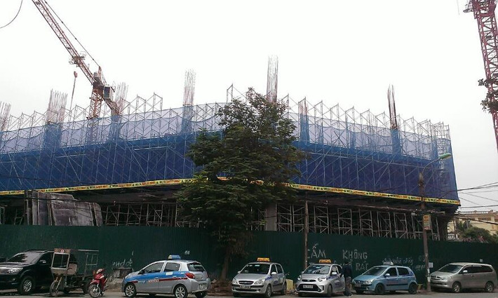 Mức giá bán ra của dự án dao động từ 39,6 đến 51 triệu đồng/m2 (đã hoàn thiện nội thất, chưa bao gồm 10% VAT). Có thể nói đây là một mức giá cao ngất ngưởng. Trên một số diễn đàn về mua bán bất động sản và trên trang facebook của dự án, rất nhiều khách hàng có chung thắc mắc không hiểu sao dự án có giá quá đắt đỏ như vậy. Ảnh chụp tiến độ thi công dự án hồi giữa tháng 12/2015. Ảnh: Minh Hiếu.