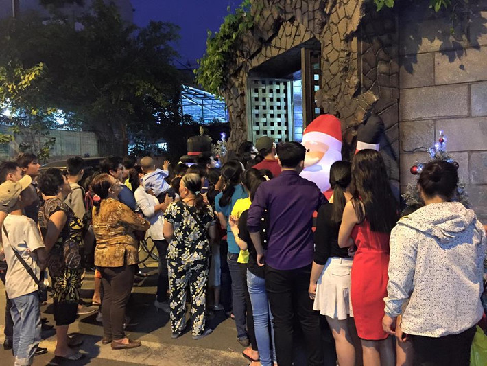Cách đây gần 1 tuần, Đàm Vĩnh Hưng đã cất công tìm mua và tự tay trang trí 2 cây thông cao 3m. Ảnh: Facebook Đàm Vĩnh Hưng.