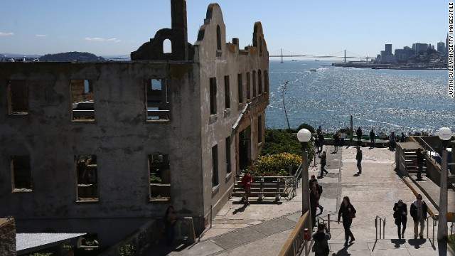 Tên Alcatraz có nghĩa là "đại bàng biển" trong tiếng Ả Rập. Nhà tù cách đất liền khoảng 2,4 km, bốn bề là biển nên tù nhân nào vượt ngục cũng không sống sót nổi để bơi tới đất liền. Ngoài ra, tù nhân ở đây còn phải tắm nước nóng hằng ngày để không thích nghi được với nước lạnh.