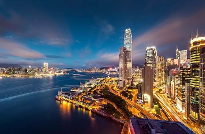 Hong Kong là một trong những trung tâm kinh tế thương mại quan trọng của châu Á, nhưng không có nhiều nét văn hóa đặc sắc, thậm chí được mệnh danh là “sa mạc văn hóa”. Tuy nhiên, khi đặt chân tới thành phố này, du khách sẽ dần cảm nhận được những nét văn hóa Hồng Kông riêng ẩn sau những tòa nhà cao chọc trời, những khu vui chơi giải trí náo nhiệt, phồn hoa. Ảnh: Huanqiu.