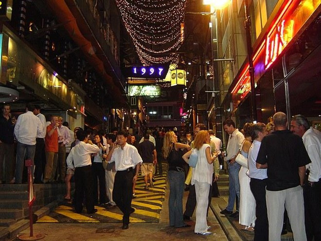 Các quán bar ở Lan Quế Phường đa phần đóng cửa ban ngày và mở từ chiều tối đến khuya. Du khách muốn cảm nhận hết sự nhộn nhịp của khu ăn chơi này có thể đến từ chiều tối và ở lại đến sáng hôm sau. Những ngày cuối tuần sẽ rất đông đúc. Ảnh: Sina.