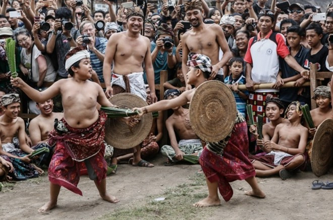 Lá dứa dại và khiên tre trở thành vũ khí trong các cuộc đối kháng.
