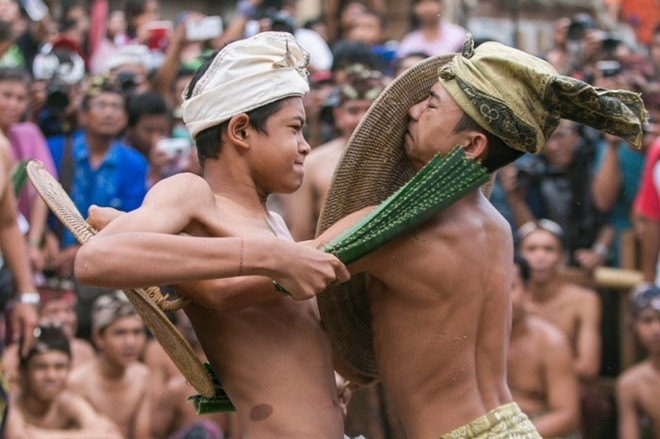 Pha cận chiến gay cấn giữa hai thiếu niên.