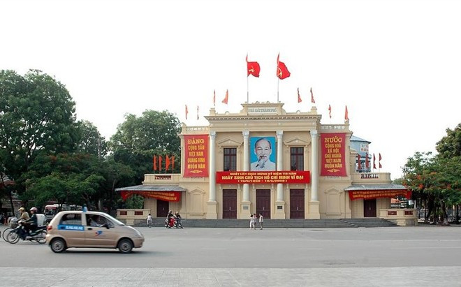 Hải Phòng - Nhà Hát Lớn: Nhà hát lớn thành phố Hải Phòng là một trong ba nhà hát lớn của Việt Nam được xây dựng vào thời kỳ Pháp thuộc, cùng Hà Nội và TP HCM. Công trình là một trong những di tích văn hóa tiêu biểu của lối kiến trúc thời Pháp thuộc, với lối trang trí phù điêu độc đáo cùng bố cục hài hòa. Ảnh: Vũ Xuân Lộc.