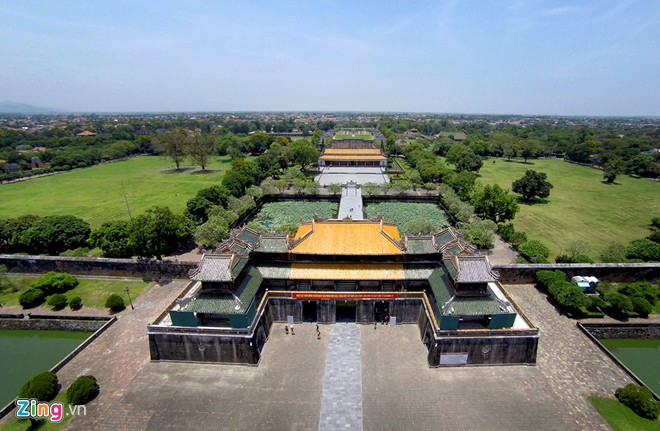 Thành phố Huế - Ngọ Môn và Hoàng Thành : Nhắc tới Huế là nhắc tới quần thể di tích cố đô nổi tiếng, đã được UNESCO công nhận là Di sản Văn hóa Thế giới. Ngọ Môn - cổng phía nam và cũng là cổng lớn nhất của Hoàng thành Huế - vốn chỉ dành cho nhà vua đi lại hoặc dùng để tiếp đón các sứ thần. Đây là công trình biểu tượng mang tính lịch sử gắn liền với thời kỳ hoàng kim của Huế. Ảnh: Lê Hiếu - Mạnh Thắng.