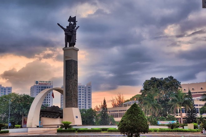 Thành phố Buôn Ma Thuột - Tượng đài Chiến Thắng: Tượng đài chiến thắng đặt tại ngã sáu trung tâm, được xây dựng vào năm 2010, nhân kỷ niệm 35 năm giải phóng thành phố. Tượng đài mang hình mẫu bà mẹ Việt Nam lấy nguyên mẫu từ Anh hùng Lực lượng vũ trang Nhân dân Huỳnh Thị Hường (má Hai) - một trong những hình mẫu tiêu biểu cho hơn 10.000 người mẹ đã dẫn đoàn quân giải phóng tấn công vào Buôn Ma Thuột trong Tết Mậu Thân. Ảnh: Levan/ Panoramio.