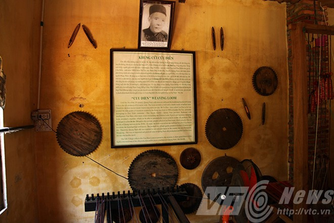 Không gian truyền thống, nhớ đến ông tổ của khung cửi dệt lụa xưa.