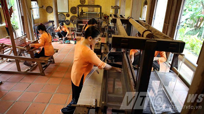Những khung cửi cổ xưa, cùng công đoạn se sợi truyền thống được tái hiện ngay trong không gian Làng Lụa.