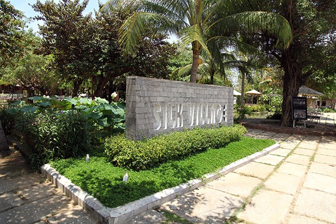 Trong không gian làng quê, Làng Lụa Hội An được bài trí, sắp đặt như bảo tàng về các giống dâu, tằm, công cụ cùng cách thức dệt thủ công của Champa và người Việt xưa.