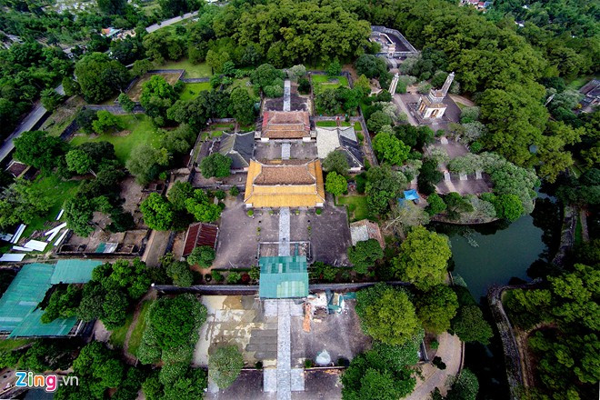 Quần thể lăng được chia thành 2 khu vực: tẩm điện và lăng mộ. Khu vực tẩm điện từ cửa Vụ Khiêm đi qua trước khiêm Cung Môn rồi uốn lượn quanh co ở phía trước lăng mộ. Qua khỏi cửa Vụ Khiêm và miếu thờ sơn thần là khu điện thờ, nơi trước đây là chỗ nghỉ ngơi, giải trí của vua.