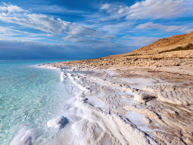 Biển Chết, giáp biên giới Israel và Jordan: Trong vòng 40 năm qua, Biển Chết đã giảm đi 24 mét và 1/3 diện tích. Nếu việc khai thác nguồn nước từ sông Jordan - nơi duy nhất cung cấp nước cho nơi này - của các nước xung quanh còn tiếp diễn, Biển Chết sẽ biến mất hoàn toàn trong 50 năm tới.