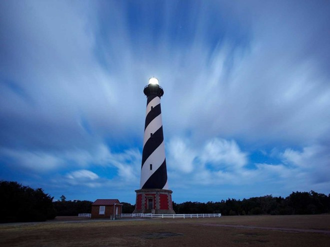 Ngọn hải đăng Cape Hatteras, Buxton, Carolina, Mỹ: Ngọn hải đăng cao nhất của nước Mỹ đang lâm nguy, bởi hiện tượng xói mòn bờ biển của Outer Bank, Bắc Carolina.