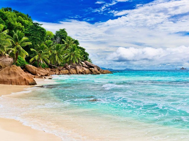 Quần đảo Seychelles thuộc Ấn Độ Dương, ngoài khơi biển Madagascar: Đây là một điểm đến nổi tiếng của các cặp đôi hưởng trăng mật, bởi phong cảnh đẹp như thiên đường. Tuy nhiên do hiện tượng xói mòn bờ biển, kỳ quan thiên nhiên này đang có nguy cơ biến mất hoàn toàn trong 50-100 năm tới.