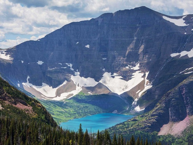 Sông băng tại công viên quốc gia Glacier, Montana, Mỹ: Số lượng các dòng sông băng tại đây đã giảm xuống từ 150 hiện chỉ còn khoảng 25, và trong vòng 15 năm tới có thể sẽ không còn nữa.