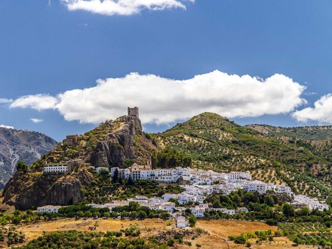 Khu đô thị cổ Zahara de la Sierra, Cadiz, Tây Ban Nha: Khu đô thị nằm bên trong ngọn núi Andalusia, miền Nam Tây Ban Nha, đang mất dần động vật hoang dã và cây xanh do sự biến đổi khí hậu, nhiệt độ gia tăng và lượng mưa giảm trong những năm gần đây.