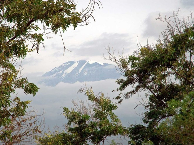 Dãy núi Kilimanjaro, Tanzania: Ngọn núi tuyết đẹp như tranh vẽ có thể sẽ không còn tồn tại. Trong khoảng thời gian từ 1912 - 2007, dải băng của Kilimanjaro đã bị thu hẹp một con số khổng lồ là 85%.