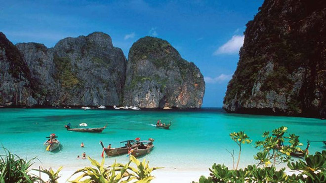 Thiên nhiên ở Raja Ampat được bảo tồn rất tốt nên đến nay vẫn còn hoang sơ và không gian yên tĩnh, trong lành. Vì vậy, mặc dù khó tiếp cận do các đảo nằm khá xa đất liền nhưng số du khách thế giới tìm đến "thiên đường hạ giới" Raja Ampat đang tăng mạnh mỗi năm. Ảnh: Wordpress.