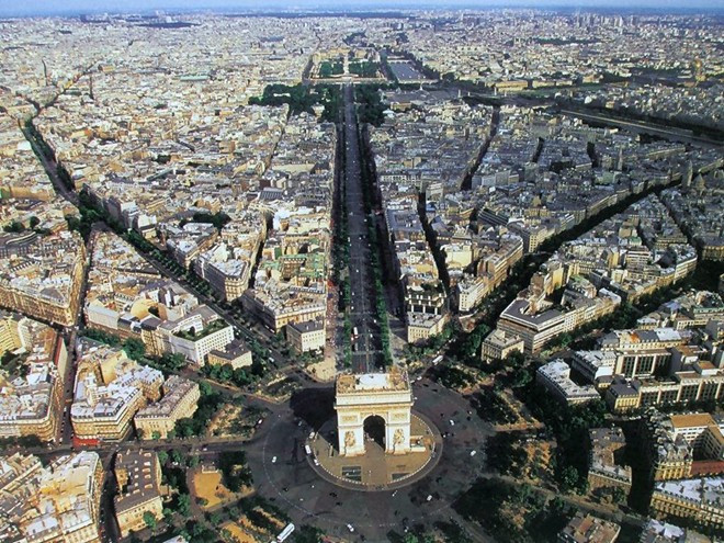Vào năm 1806, Hoàng đế Napoléon I đã cho xây dựng Khải Hoàn Môn (tiếng Pháp gọi là L’arc de triomphe de l’Étoile) để tôn vinh quân đội, kỷ niệm chiến thắng lẫy lừng của các đạo quân Pháp.