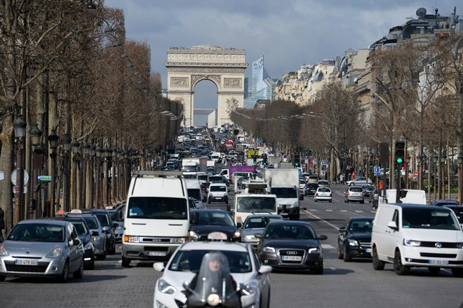 Khải Hoàn Môn tọa lạc tại đầu phía tây của Đại lộ Champs-Elysées, giữa quảng trường Étoile - khu vực tập trung khách du lịch. Năm 1616, Hoàng hậu Marie de Médicis đã cho mở một con đường dài có trồng cây hai bên để đi dạo, đó chính là đại lộ này.