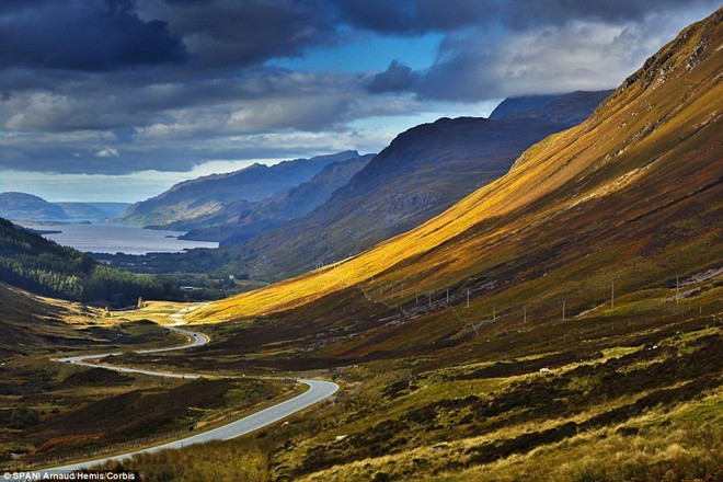 North Coast 500 (Scotland) là một trong những con đường hùng vĩ nhất thế giới. Những khung cảnh đẹp nhất của Scotland trải dài hàng trăm cây số tạo nên tuyến đường lái xe đẹp nhất Vương quốc Anh. North Coast 500 không chỉ là thiên đường cho những người mê lái xe hay ngắm cảnh mà còn thu hút nhiều du khách bởi ẩm thực, văn hóa, di sản và các khách sạn tuyệt vời. Ảnh: Daily Mail.