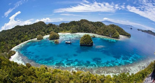Quần đảo Raja Ampat còn có nghĩa là "bốn vị vua", nằm sát ven biển New Guinea về phía tây bắc. Quần đảo có nền đa dạng sinh biển lớn nhất thế giới này hiện là công viên quốc gia của Indonesia. Ảnh: Shutupandtakemethere.
