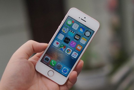 iPhone SE (11,5 triệu đồng). iPhone SE là smartphone màn hình nhỏ hiếm hoi được trang bị cấu hình khủng. Di động màn hình 4 inch của Apple không có doanh thu tốt như các model trước đó, nhưng lại chiếm một thị phần không nhỏ trong nhóm 10 triệu.