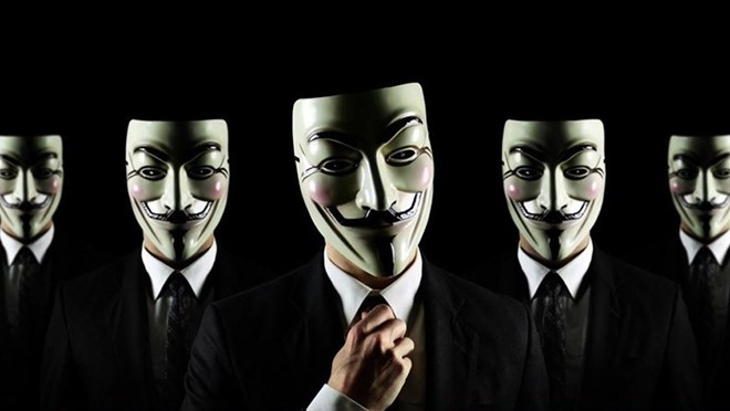 Anonymous: Thành lập vào năm 2004 và nổi tiếng với biểu tượng mặt nạ Guy Fawkes, nhóm tin tặc nguy hiểm này gây ra những cuộc tấn công mạng tầm cỡ quốc tế như xâm nhập dữ liệu của lầu Năm Góc, hack Visa, PayPal và MasterCard vì từ chối thanh toán cho WikiLeaks. Trong năm nay, Anonymous đã làm sập một số trang web thuộc tổ chức ISIS.