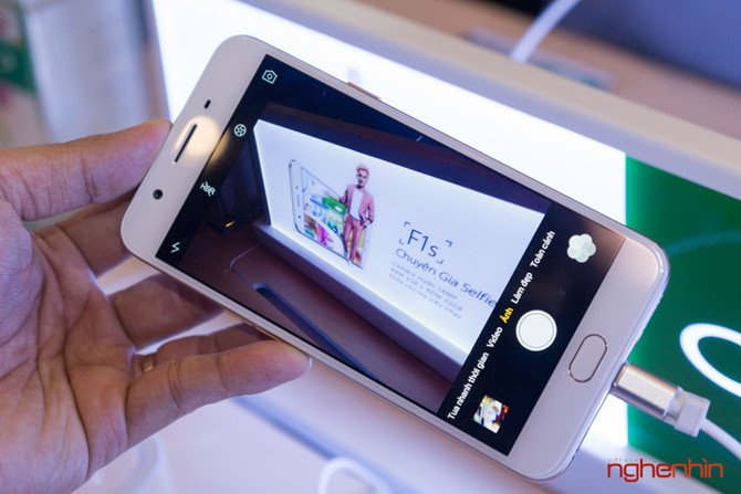 Về cấu hình, Oppo F1s được trang bị bộ vi xử lý Mediatek MT6750 với 8 nhân tốc độ 1,5GHz, RAM 3GB, bộ nhớ trong 32GB và có hỗ trợ thẻ nhớ. Máy được cài sẵn hệ điều hành Color OS 3.0 trên nền Android 5.1, tích hợp cảm biến vân tay ở phím home và đi kèm viên pin 3.075mAh. F1s sẽ lên kệ với 2 màu vàng và vàng hồng cùng giá 5.990.000VND.
