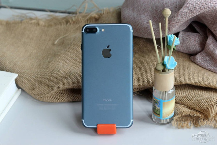 Ngày hôm qua, thêm một bộ ảnh iPhone 7 Plus đã xuất hiện, điều đáng nói hơn cả là thiết bị trong ảnh đang hoạt động đầy đủ và được bố cục để chụp đàng hoàng chứ không phải chụp trộm như trước.