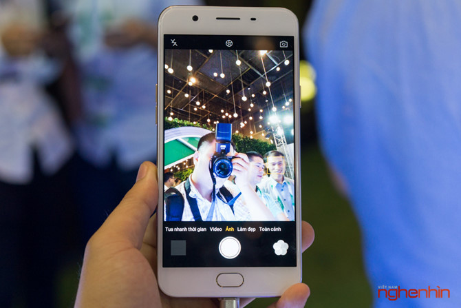 Oppo F1s được gia công và hoàn thiện khá cầu kỳ, hai cạnh trên và dưới của khung máy được viền mạ bóng chuyển tiếp sang mặt lưng bo tròn nhẹ tạo sự thoải mái. Oppo cũng thiết kế các phím cứng ở hai bên thân máy hài hòa với khung viền, khe sim cũng được đặt tại đây. F1s hỗ trợ đồng thời 2 sim và 1 thẻ nhớ, tất cả đều riêng biệt.