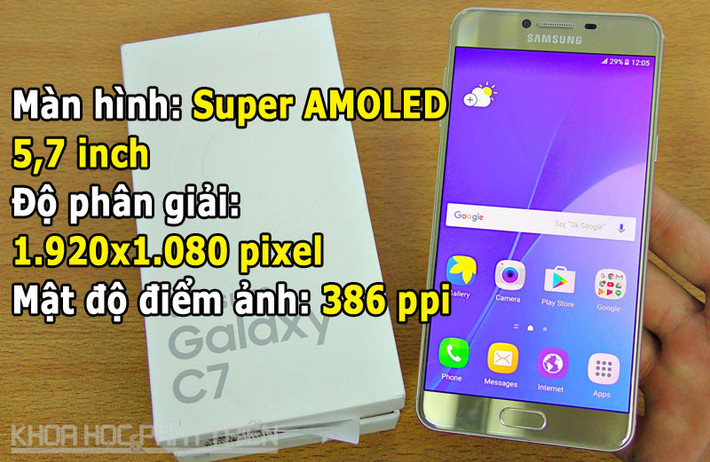 Màn hình của Galaxy C7 được bảo vệ bằng kính cường lực vát cong 2,5D.