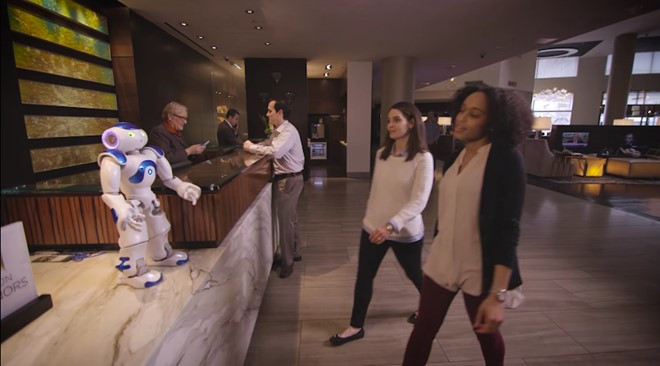 Khách sạn Hilton McLean Tysons Corner tại bang Virginia sở hữu một robot sử dụng trí thông minh nhân tạo của IBM để chào đón khách và giới thiệu các địa điểm du lịch thú vị. Phòng ở đây sử dụng điện thoại thông minh để đóng mở cửa.