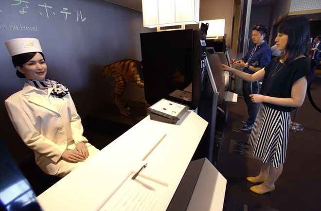 Weird Hotel ở xứ sở phù tang là khách sạn được điều hành phần lớn bởi robot. Chúng làm nhiều việc như tiếp tân, mang hành lí, hướng dẫn khách hàng tới các sự kiện,...
