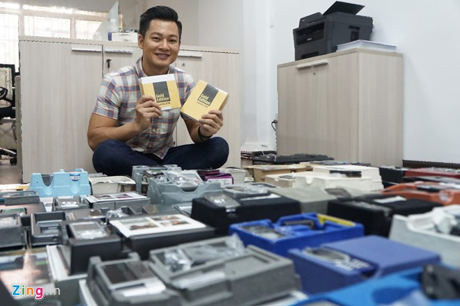  Sưu tập điện thoại Nokia từ năm 2010, ca sĩ Đức Tuấn sở hữu hơn 200 chiếc điện thoại Nokia nguyên hộp, trong đó hơn 80% là máy mới. Nam ca sĩ cho biết, những ngày đầu anh sưu tầm điện thoại Nokia không hộp, sau đó bắt đầu chuyển sang những máy like new (gần như mới). Cuối cùng, anh tìm đến những chiếc máy mới hoàn toàn để giữ nguyên giá trị sản phẩm.