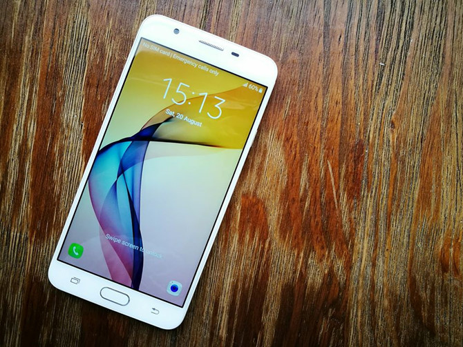 Galaxy J7 Prime có cấu trúc kim loại nguyên khối, mặt trước phủ kính 2,5D, màn hình 5,5 inch full-HD.
