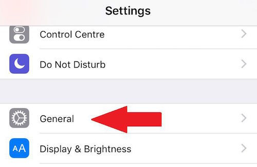 Ngoài cách thông báo tin nhắn, cuộc gọi bằng cách rung và âm thanh, iPhone còn hỗ trợ thông báo bằng cách bật đèn flash nhấp nháy. Để kích hoạt iPhone nháy đèn flash, bạn thực hiện theo các bước sau. Đầu tiên, vào Settings > chọn General.