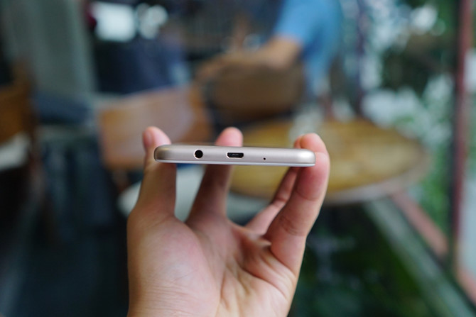 Về phần cứng J7 Prime sử dụng chip 8 lõi tốc độ 1,6GHz, RAM 3GB, bộ nhớ trong 32GB, camera sau/trước tương ứng 13/8MP (cùng có khẩu độ F/1.9), pin 3.300 mAh, hỗ trợ kết nối 4G LTE, cảm biến vân tay tích hợp nút home.
