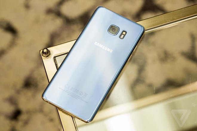 Bổ sung màu mới. Theo thông tin từ buổi ra mắt thì Samsung Galaxy Note 7 hiện có 4 màu chính là đen, bạc, vàng và xanh san hô. Samsung gọi màu xanh của họ là "Blue Coral", có thể sẽ tạo nên cơn sốt mới cho Note 7 khi lên kệ. Điểm thú vị là toàn bộ thân máy và bút S-Pen sẽ được phối đồng màu.