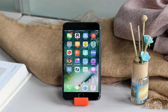 Thời gian gần đây, có tin đồn iPhone sẽ có thêm một màu sắc mới để thay thế màu xám, đó chính là xanh đậm hoặc đen. Dù vậy, chuyện màu sắc trên iPhone vẫn là vấn đề được tranh luận sôi nổi.
