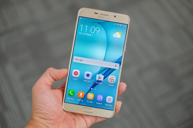 Samsung Galaxy A9 Pro (11,9 triệu đồng). Samsung Galaxy A9 Pro là chiếc phablet khổng lồ với màn hình 6 inch, độ phân giải Full HD. Tương tự những model khác trong A-Series, A9 Pro cũng có thiết kế đẹp với khung kim loại nguyên khối kết hợp 2 mặt kính cường lực.