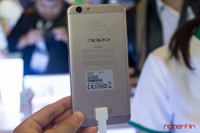 Ngoại hình Oppo F1s khá tương đồng với mẫu Oppo A37 ra mắt cách đây không lâu, khác biệt chính là phiên bản trước bằng nhựa còn F1s có bộ vỏ bằng kim loại nguyên khối và lớn hơn về kích thước.