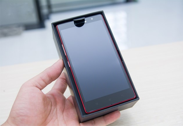 Sở hữu màn hình lớn cùng phong cách thiết kế nam tính, Lenovo K80M cho cảm giác cầm nắm không thật sự tốt. Máy khá cấn tay khi cầm nắm lâu.