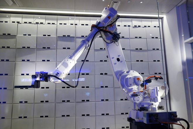 Khách sạn Yotel tại New York sở hữu robot có tên Yobot, quản lí việc trông coi hành lí của khách hàng bằng mã PIN. Ngoài ra, phòng ngủ của khách sạn có giường gắn động cơ, giúp cải thiện không gian sàn.