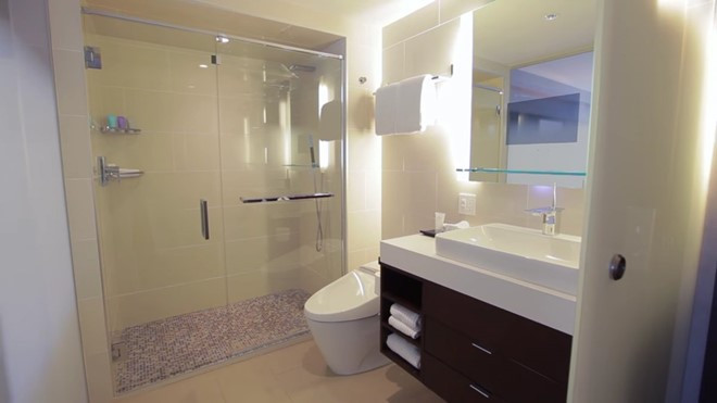 J House Greenwich ở bang Connecticut (Mỹ) có nhà vệ sinh hiện đại bậc nhất với loạt thiết bị Neorest của TOTO (bồn cầu, máy lọc, ghế nhiệt,...) và phòng ngủ trang bị 2 TV đến 55 inch.