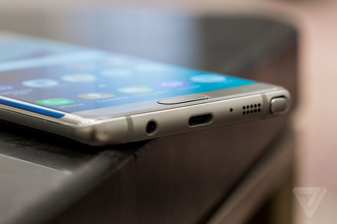Kết nối USB Type-C. Samsung cũng trang bị cho Galaxy Note 7 cổng kết nối USB Type-C, cho khả năng truyền tải dữ nhanh hơn so với kết nối truyền thống. Đây cũng là smartphone đầu tiên của hãng được trang bị kết nối này.